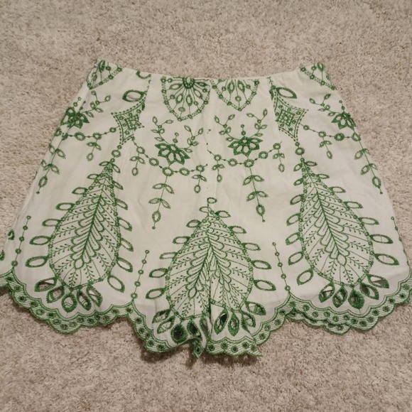 ZARA Kelly Green & Ecru Floral Eyelet Scalloped Hem Flounce Shorts - Picture 7 of 7